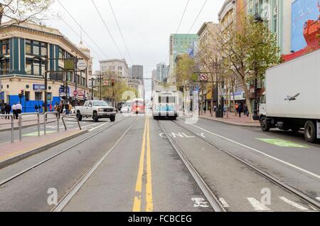 Marktstraße im Zentrum und im Süden in San Francisco City, Kalifornien, Vereinigte Staaten von Amerika. Ein Blick auf den Straßenverkehr s Stockfoto