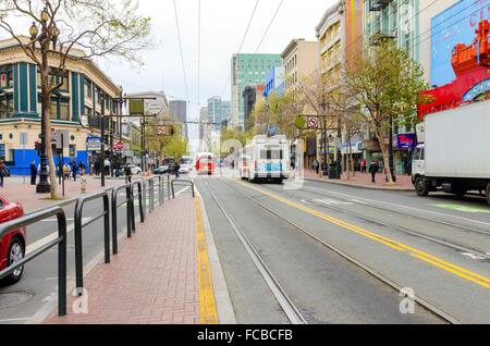 Marktstraße im Zentrum und im Süden in San Francisco City, Kalifornien, Vereinigte Staaten von Amerika. Ein Blick auf den Straßenverkehr s Stockfoto