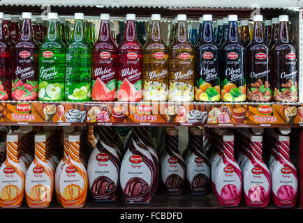 Verschiedene Sorten von Obst zerquetscht und Sirupe im Verkauf bei der mapro Shop in der Stadt Basar, mahabaleshwar, Maharashtra Stockfoto