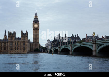 Big Ben, Brücke und Themse-Blick in den frühen Morgenstunden in London, natürlichen Farben und Lichter Stockfoto