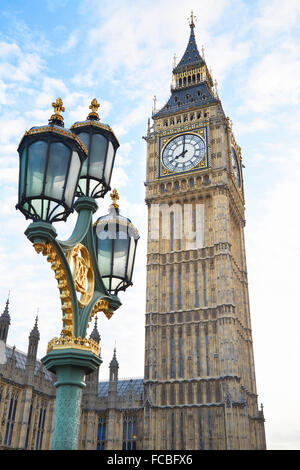 Big Ben-Ansicht mit alten Straßenlaterne in London Stockfoto