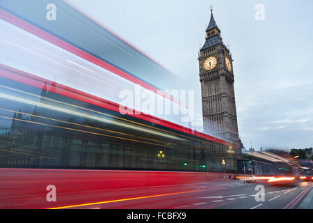 Big Ben in den frühen Morgen und roten Bus vorbei in London, Naturfarben