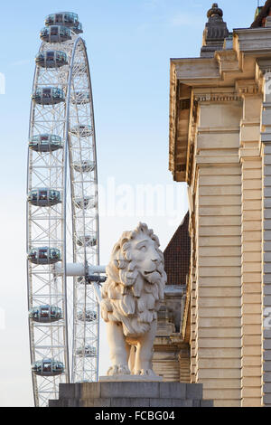 London Eye, Riesenrad und Löwe Statue in einem Sommernachmittag, warmes Licht zu überbrücken Stockfoto