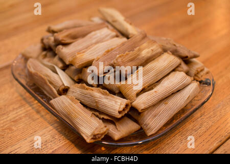 Tamales sind traditionelle mexikanische Küche an den Feiertagen serviert werden oder Weihnachten serviert auf einem Holztisch Stockfoto