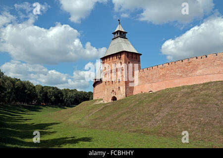 Der Wassergraben, Außenwände und Turm des Kremls in Weliki Nowgorod, Oblast Nowgorod. Stockfoto