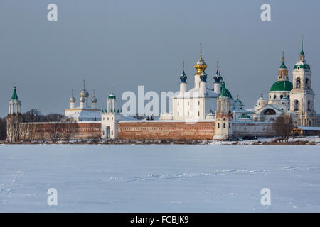 Winter-Blick auf das Spaso-Yakovlevski-Kloster in Rostow The Great, Russland Stockfoto