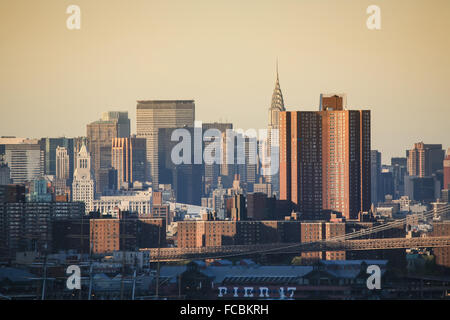 Ein Blick auf den South Street Seaport und Pier 17 mit dem Stadtbild von Manhattan in New York City, USA im Hintergrund. Stockfoto