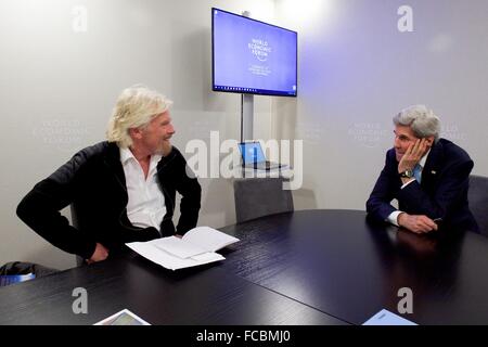 Davos, Schweiz. 21. Januar 2016. US-Außenminister John Kerry trifft sich mit Sir Richard Branson, Gründer der Virgin Group, Klimawandel 21. Januar 2015 in Davos, Schweiz am Rande des World Economic Forum diskutieren. Stockfoto