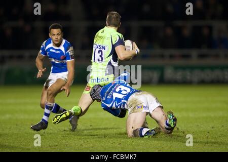 AJ-Bell-Stadion, Verkauf, UK. 21. Januar 2016. European Challenge Cup. Sale Sharks im Vergleich zu Newport Gwent Drachen. Newport Gwent Dragons Center Adam Hughes befasst sich mit Verkauf Haie Verteidiger Sam James. Verkauf gewann das Spiel 38-5. Bildnachweis: Aktion Plus Sport/Alamy Live-Nachrichten Stockfoto