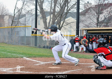 Teig, die versuchen, einem Opferbauch während einer High School Baseball Spiel zu erhalten. USA. Stockfoto