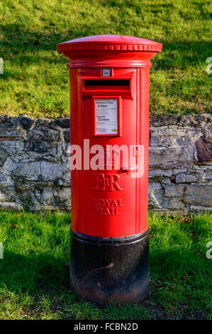 Eine ländliche britische Rote traditionelle Royal Mail Säule Box. In Wymeswold, England am 15. Januar 2016. Stockfoto