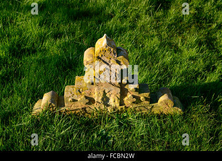 Eine versunkene Grabstein im Friedhof der St. Marys Kirche. In Wymeswold, England am 15. Januar 2016. Stockfoto