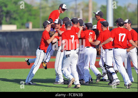 Spieler feiern unmittelbar nach einem Sieg, ein High School conference Championship Titel geklammert. USA. Stockfoto