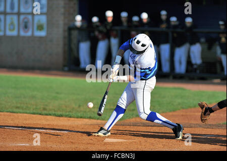 Teig geht unten einen Pitch auf seinen Knien in ein Paar Durchläufe zur Kappe weg vier - Inning. USA. Stockfoto