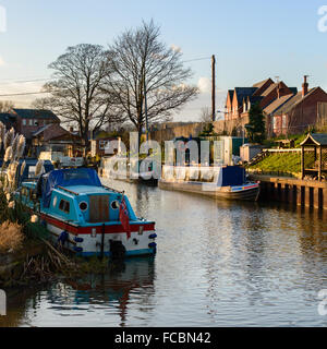Langbooten vertäut am Fluss steigen. In Zouch, England am 15. Januar 2016. Stockfoto