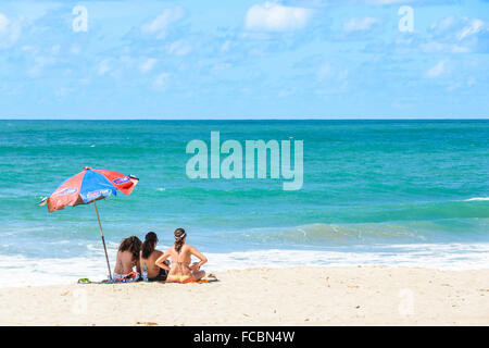 Drei Freunde am Strand. Porto de Galinhas, Brasilien Stockfoto