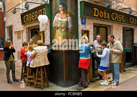 Zaragoza, Aragón, Spanien: Taberna Doña Casta. Estébanes, 6 (El Tubo). Tapas. Stockfoto