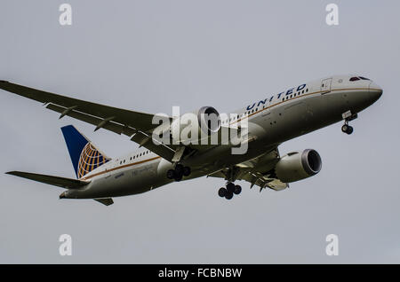 United Airlines Boeing 787 - 8 Dreamliner - N26906 landet bei bewölktem Wetter am Flughafen London Heathrow Stockfoto