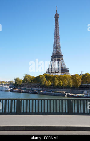 Eiffelturm und leeren Bürgersteig der Brücke am Fluss Seine in einer klaren sonnigen Tag, Herbst in Paris Stockfoto