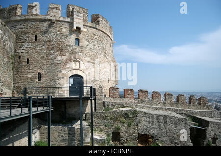 Alten Turm und Fragment der Mauer in Thessaloniki, Griechenland Stockfoto