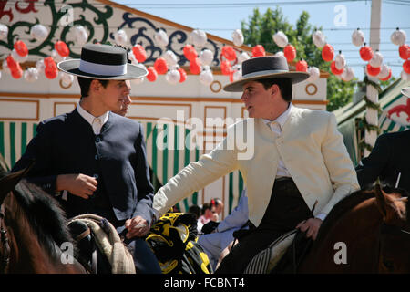 Sevilla - Mai 2: Unbekannte spanische Fahrer Chating auf dem Pferd am Messestand in Feria de Sevilla, 3. Mai 2009 in Sevilla, S Stockfoto