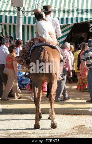 Sevilla - Mai 2: Unbekannte paar Chating spanische Reiter auf dem Pferd am Messestand in Feria de Sevilla, 2. Mai 2009 in Stockfoto