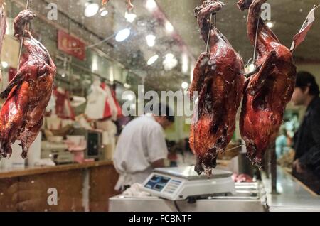Chinatown, San Francisco, California, Vereinigte Staaten von Amerika. Ein Blick auf gebratenen Enten hängen im Fenster eine China-Town-marke Stockfoto