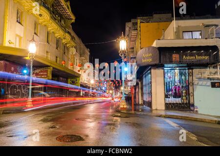 Nachtansicht des San Francisco Chinatown in Nord-Kalifornien, Vereinigte Staaten von Amerika. Ein Blick auf die traditionelle rote Lampe lante Stockfoto