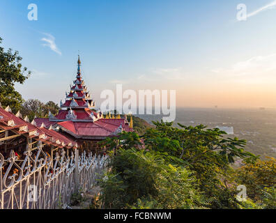 Panaramic Blick aus dem Sataungpyei Tempel auf dem Mandalay Hill, Mandalay, Myanmar (Burma) bei Sonnenuntergang Stockfoto