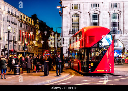 Rot-London-Bus am Picadilly Circus, London Stockfoto