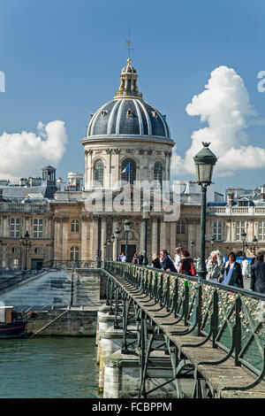 Pont des Arts (Brücke der Künste) führt zu Institut de France, Paris, Frankreich Stockfoto