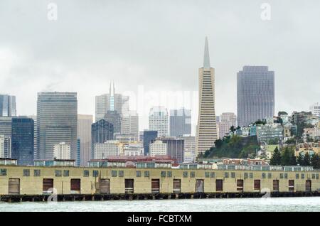 Die Skyline von San Francisco in Kalifornien, Vereinigte Staaten von Amerika vom Pier 33. Ein Blick auf das Stadtbild, die Wolkenkratzer, archit Stockfoto