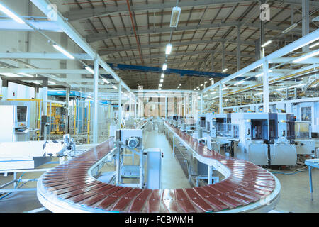 Förderband und Maschinen in leere Fabrik Stockfoto