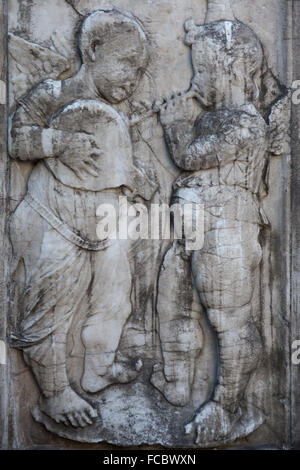 Renaissance Musikern spielt Querflöte und laute. Marmorrelief des italienischen Renaissance-Bildhauers Giovanni Antonio Amadeo auf die Cappella Colleoni in Bergamo, Lombardei, Italien. Stockfoto