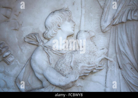 Angebot von Abel. Marmorrelief des italienischen Renaissance-Bildhauers Giovanni Antonio Amadeo auf die Cappella Colleoni in Bergamo, Lombardei, Italien. Stockfoto