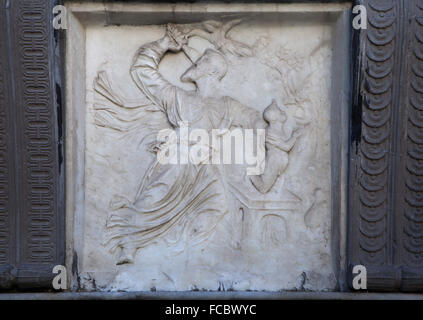 Opferung Isaaks. Marmorrelief des italienischen Renaissance-Bildhauers Giovanni Antonio Amadeo auf die Cappella Colleoni in Bergamo, Lombardei, Italien. Stockfoto