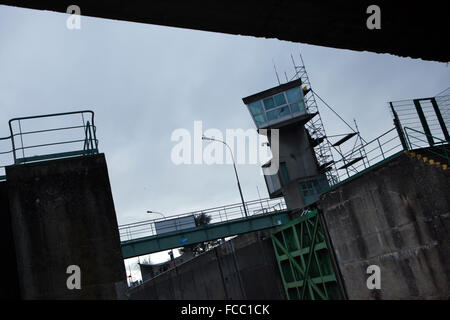 Kontrollturm (Kontrollturm) vom Schweizer Architekten Le Corbusier entworfen und gebaut 1959-1962 als Teil der Schleuse auf der Rhône-Rhein-Kanal zwischen den Städten von Kembs und Niffer in der Nähe von Mulhouse, Elsass, Frankreich. Zollgebaude (Zollamt) im Hintergrund zu sehen ist auch von Le Corbusier entworfen. Stockfoto