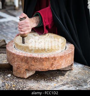 Alten Mühlstein, der per hand gedreht wurde, um Mehl und Brot zu produzieren. Stockfoto