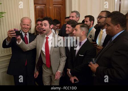 US-Vizepräsident Joe Biden nimmt ein Selbstporträt mit Gästen im Rahmen eines Empfangs für LGBT Pride Month im East Room des weißen Hauses beobachten, 24. Juni 2015 in Washington, D.C. Stockfoto