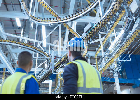 Arbeiter blickte zu wickeln drucken drücken Förderbänder overhead Stockfoto