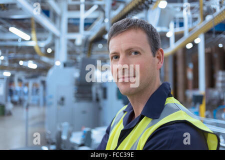 Nahaufnahme Hochformat zuversichtlich Arbeiter in Fabrik Stockfoto