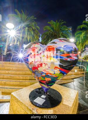 Eine Nacht-Blick auf die Kunst des gemalten Herzen Skulptur am Union Square in der Innenstadt von San Francisco, California, Vereinigte Staaten von Amerika. Ein Wahrzeichen der Gegend wi Stockfoto