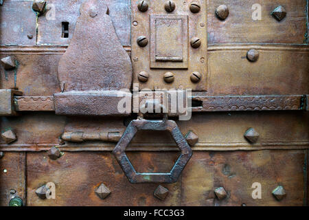 Alte rostige Tür und gleitenden Schraube in Citta Alta Bergamo Stockfoto
