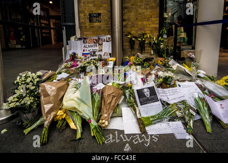 London, UK. 21. Januar 2016. Hommagen an Schauspieler Alan Rickman am Bahnhof Kings Cross. "Platform 9 3/4', verfügt in den Harry-Potter-Filmen und ist eine touristische Attraktion am Bahnhof. Fans des Schauspielers, der die Rolle des Professor Snape und starb am 14. Januar 2016, weiterhin Karten und Blumen in der Erinnerung hinterlassen.  Foto Bailey-Cooper Fotografie/Alamy Live-Nachrichten Stockfoto