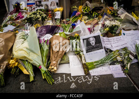 London, UK. 21. Januar 2016. Hommagen an Schauspieler Alan Rickman am Bahnhof Kings Cross. "Platform 9 3/4', verfügt in den Harry-Potter-Filmen und ist eine touristische Attraktion am Bahnhof. Fans des Schauspielers, der die Rolle des Professor Snape und starb am 14. Januar 2016, weiterhin Karten und Blumen in der Erinnerung hinterlassen.  Foto Bailey-Cooper Fotografie/Alamy Live-Nachrichten Stockfoto