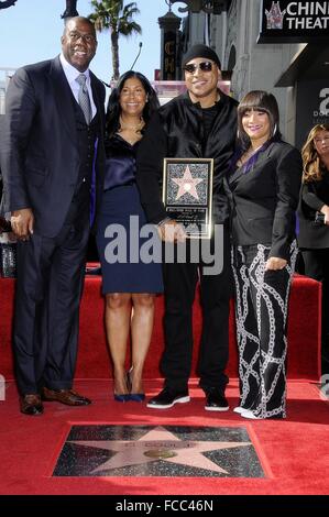 Los Angeles, CA, USA. 21. Januar 2016. Magic Johnson, Cookie Johnson, LL Cool J, Simone Smith bei der Induktion Zeremonie für Stern auf dem Hollywood Walk of Fame für LL Cool J, Hollywood Boulevard, Los Angeles, CA 21. Januar 2016. Bildnachweis: Michael Germana/Everett Collection/Alamy Live-Nachrichten Stockfoto