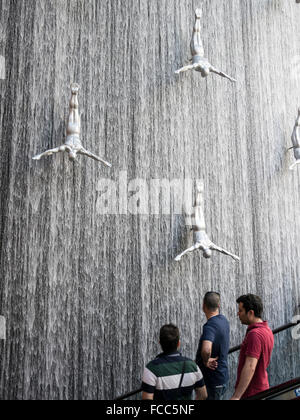 Wasserfall und menschliche Taucher Skulptur in der Dubai Mall. Stockfoto