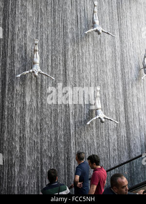 Wasserfall und menschliche Taucher Skulptur in der Dubai Mall. Stockfoto