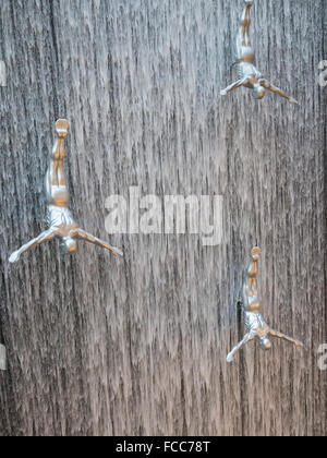 Wasserfall und menschliche Taucher Skulptur in der Dubai Mall. Stockfoto