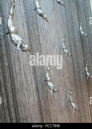 Wasserfall und menschliche Taucher Skulptur in der Dubai Mall. Stockfoto